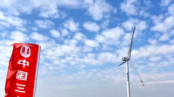 最明顯的趨勢，是風(fēng)力機的進一步大型化?，F(xiàn)今葉片制造技術(shù)以及傳動系統(tǒng)性能的持續(xù)改善，使得風(fēng)力機可以使用更大型的葉片，相應(yīng)地提高了單機容量。目前主流海上風(fēng)力機的單機容量已經(jīng)達到6兆瓦，風(fēng)輪直徑達150米。運用更大型的機組，能夠通 過提高可靠性以及在同功率情況下縮減基礎(chǔ)制造與吊裝成本，來獲得更好的經(jīng)濟性。預(yù)計到本世紀20年代，單機容量為10兆瓦的海上風(fēng)力機將會投入商業(yè)化應(yīng)用，而到30年代，單機容量為15兆瓦的機組將能夠面市。