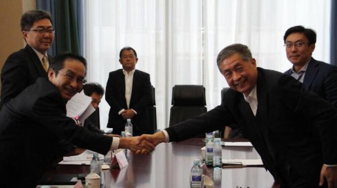 中日第三方市場的合作將采取怎樣的方式和措施？未來前景又將如何？正如總理所說，中日兩國在第三方不搞惡性競爭，發(fā)揮互補優(yōu)勢拓展合作空間，雙方應(yīng)共同努力在第三方市場取得三方共贏，中日雙方有非常廣闊的合作空間。先其他行業(yè)一步的光伏行業(yè)已經(jīng)給我們交出了一份很好的答卷。